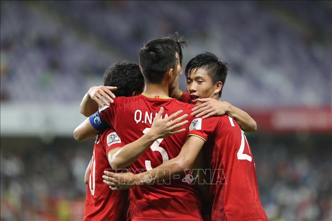 Trong ảnh: Các cầu thủ đội tuyển Việt Nam vui mừng với bàn thắng nâng tỷ số lên 2-0 của đội trưởng Quế Ngọc Hải ở phút 64. Ảnh: Hoàng Linh-TTXVN