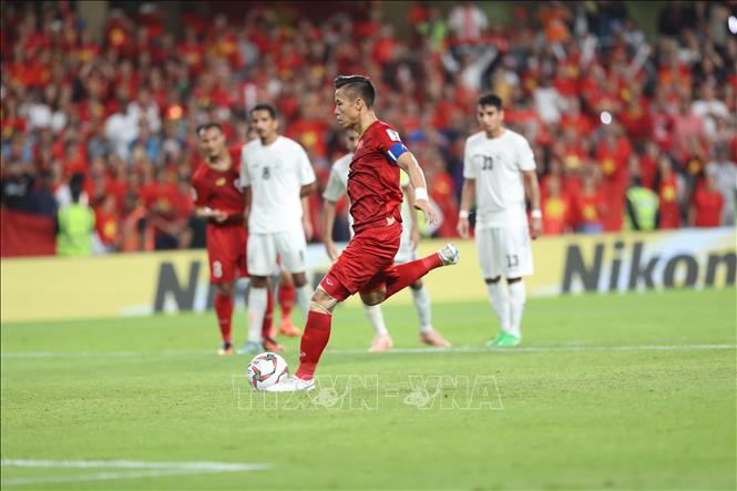 Trong ảnh: Đội trưởng Quế Ngọc Hải sút phạt 11m thành công, nâng tỷ số lên 2-0 ở phút thứ 64. Ảnh: Hoàng Linh-TTXVN