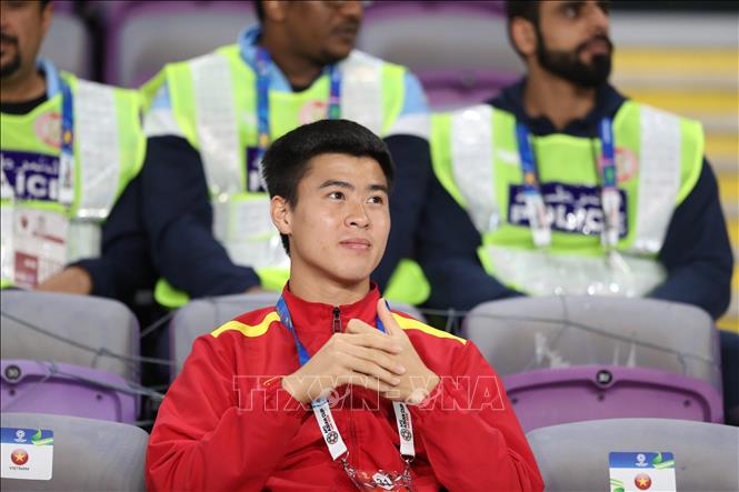 Trong ảnh: Trung vệ Duy Mạnh bị treo giò nên phải theo dõi trận đấu từ khán đài. Ảnh: Hoàng Linh - TTXVN
