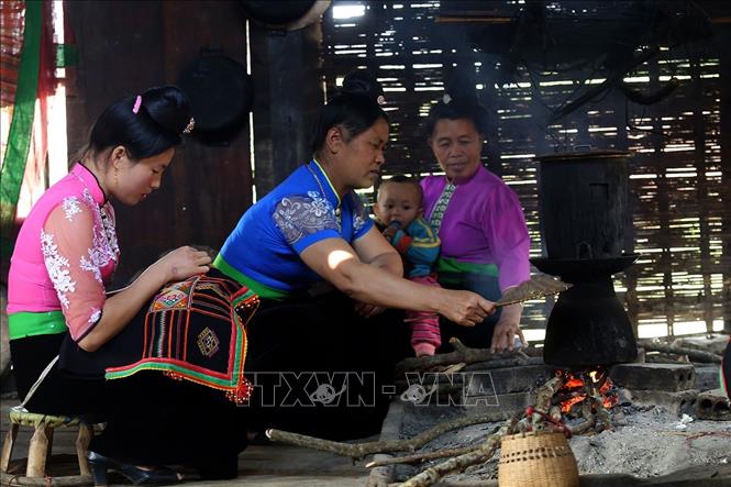 Trong ảnh: Những lúc rảnh rỗi, phụ nữ Thái thường hay thêu thùa họa tiết hoa văn để may trang phục. Ảnh: Phan Tuấn Anh - TTXVN