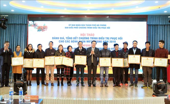 Trong ảnh: Phó Giám đốc Sở Y tế thành phố Hải Phòng Nguyễn Tiến Sơn trao giấy khen cho các cá nhân, vì đã có thành tích trong điều trị phục hồi cho các bệnh nhân Methadone năm 2018. Ảnh: An Đăng - TTXVN