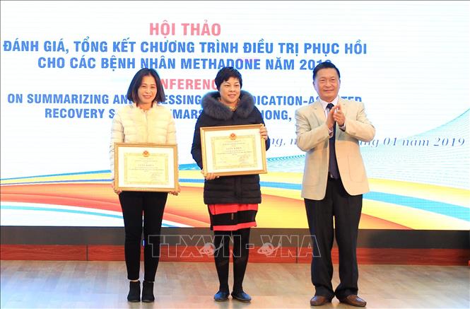 Trong ảnh: Tiến sĩ Hoàng Văn Kể, Chủ tịch Liên hiệp các Hội Khoa học và Kỹ thuật Hải Phòng trao giấy khen cho các tập thể, vì đã có thành tích trong điều trị phục hồi cho các bệnh nhân Methadone năm 2018. Ảnh: An Đăng - TTXVN