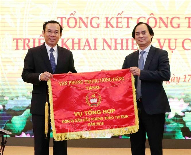 Trong ảnh: Đồng chí Nguyễn Văn Nên, Bí thư Trung ương Đảng, Chánh Văn phòng Trung ương Đảng trao tặng Cờ thi đua của Văn phòng cho Vụ Tổng hợp. Ảnh: Văn Điệp – TTXVN
