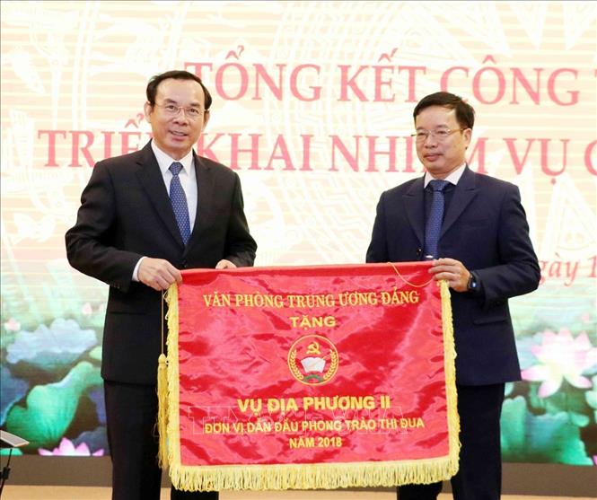 Trong ảnh: Đồng chí Nguyễn Văn Nên, Bí thư Trung ương Đảng, Chánh Văn phòng Trung ương Đảng trao tặng Cờ thi đua của Văn phòng cho Vụ Địa phương II. Ảnh: Văn Điệp – TTXVN