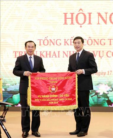 Trong ảnh: Đồng chí Nguyễn Văn Nên, Bí thư Trung ương Đảng, Chánh Văn phòng Trung ương Đảng trao tặng Cờ thi đua của Văn phòng cho Vụ Hành chính - Cơ yếu. Ảnh: Văn Điệp – TTXVN