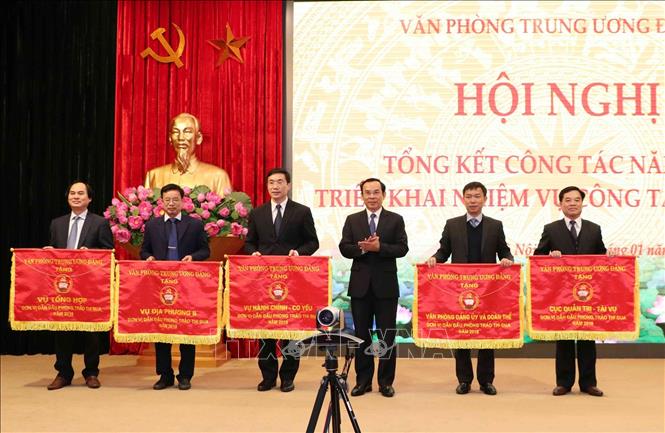 Trong ảnh: Đồng chí Nguyễn Văn Nên, Bí thư Trung ương Đảng, Chánh Văn phòng Trung ương Đảng trao tặng Cờ thi đua của Văn phòng cho các đơn vị. Ảnh: Văn Điệp – TTXVN