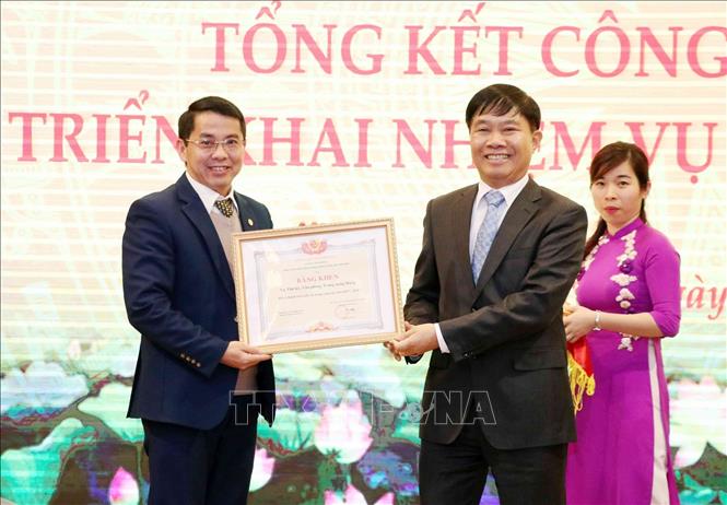 Trong ảnh: Đồng chí Hoàng Công Hoàn, Phó Chánh Văn phòng Thường trực Trung ương Đảng trao Bằng khen của Chánh Văn phòng Trung ương Đảng cho Vụ Thư ký. Ảnh: Văn Điệp – TTXVN