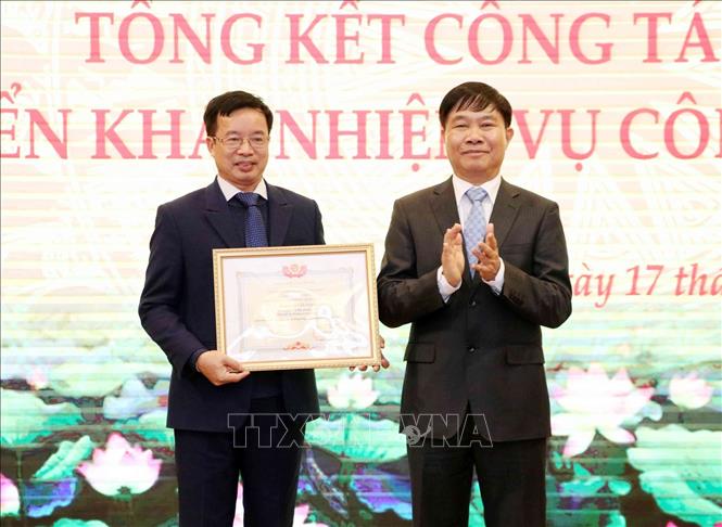 Trong ảnh: Đồng chí Hoàng Công Hoàn, Phó Chánh Văn phòng Thường trực Trung ương Đảng trao Bằng khen của Chánh Văn phòng Trung ương Đảng cho ông Đinh Văn Vượng, Vụ trưởng Vụ Địa phương II. Ảnh: Văn Điệp – TTXVN