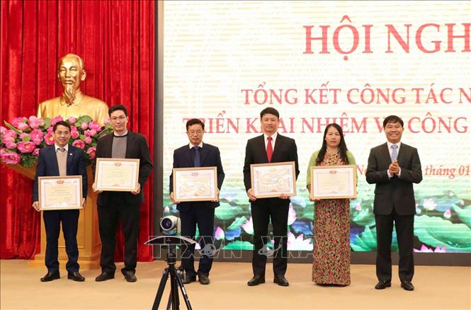 Trong ảnh: Đồng chí Hoàng Công Hoàn, Phó Chánh Văn phòng Thường trực Trung ương Đảng trao Bằng khen của Chánh Văn phòng Trung ương Đảng cho các tập thể và cá nhân. Ảnh: Văn Điệp – TTXVN