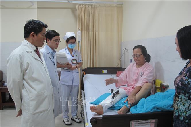 Trong ảnh: Các bác sỹ Bệnh viện Sài Gòn ITO Phú Nhuận theo dõi quá trình hồi phục của bệnh nhân Lê Thị Kim Anh. Ảnh: Đinh Hằng - TTXVN