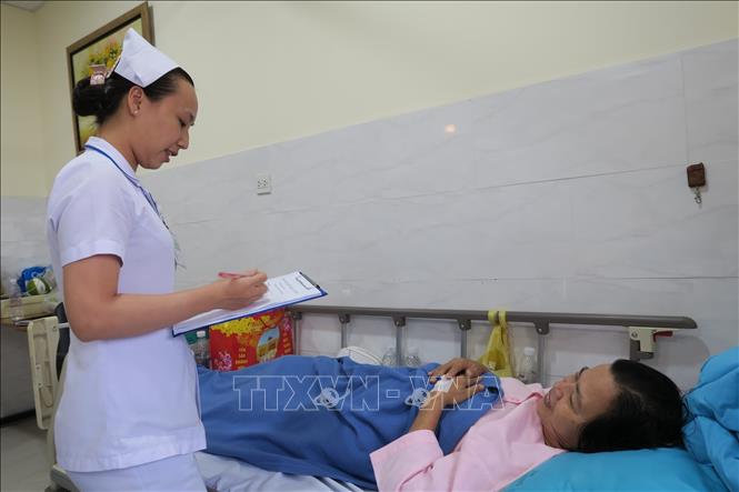 Trong ảnh: Bệnh nhân Lê Thị Ngọc Hà (bị gãy 2 xương đùi) đang được chăm sóc, theo dõi tại Bệnh viện Sài Gòn ITO Phú Nhuận. Ảnh: Đinh Hằng - TTXVN