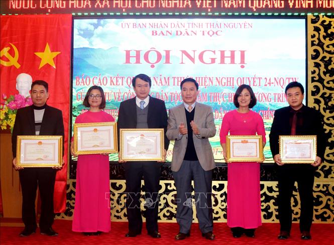 Trong ảnh: Chủ tịch Ủy ban nhân dân tỉnh Thái Nguyên Vũ Hồng Bắc trao tặng Bằng khen cho các cá nhân có thành tích xuất sắc. Ảnh: Quân Trang - TTXVN 
