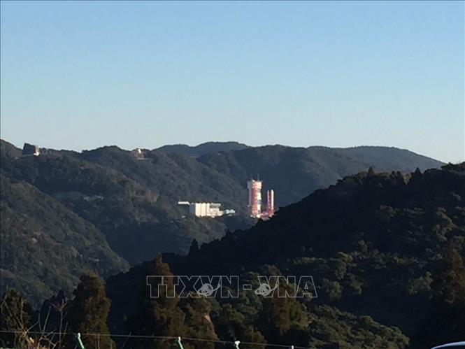 Trong ảnh: Tên lửa Epsilon trên bệ phóng tại Trung tâm vũ trụ Uchinoura trước thời điểm phóng. Ảnh: Nguyễn Tuyến - Pv TTXVN tại Nhật Bản