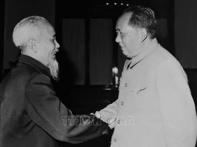 Trong ảnh: Chủ tịch Hồ Chí Minh gặp và hội đàm với Chủ tịch Mao Trạch Đông, ngày 2/11/1960 tại Bắc Kinh, trong chuyến thăm Trung Quốc từ ngày 2-4/11/1960. Ảnh: TTXVN