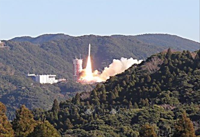Trong ảnh: Tên lửa Epsilon rời khỏi bệ phóng lúc 7h50 phút 20 giây (giờ Việt Nam) sáng 18/1/2019 tại Trung tâm Vũ trụ Uchinoura, tỉnh Kagoshima. Ảnh: Nguyễn Tuyến - Pv TTXVN tại Nhật Bản

