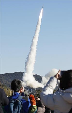 Trong ảnh: Tên lửa Epsilon rời khỏi bệ phóng lúc 7h50 phút 20 giây (giờ Việt Nam) sáng 18/1/2019 tại Trung tâm Vũ trụ Uchinoura, tỉnh Kagoshima. Ảnh: Kyodo/TTXVN phát