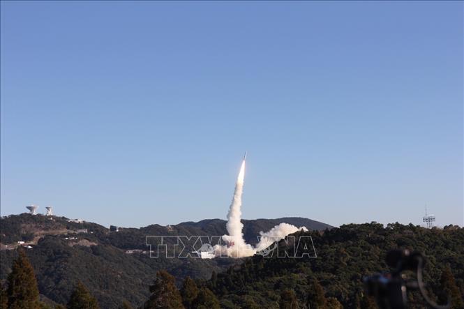 Trong ảnh: Tên lửa Epsilon rời khỏi bệ phóng lúc 7h50 phút 20 giây (giờ Việt Nam) sáng 18/1/2019 tại Trung tâm Vũ trụ Uchinoura, tỉnh Kagoshima. Ảnh: Nguyễn Tuyến - Pv TTXVN tại Nhật Bản