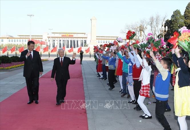 Trong ảnh: Tổng Bí thư Nguyễn Phú Trọng và Tổng Bí thư, Chủ tịch Trung Quốc Tập Cận Bình với các cháu thiếu nhi tại Lễ đón ở Thủ đô Bắc Kinh, trong chuyến thăm cấp Nhà nước tới Trung Quốc từ ngày 7-10/4/2015. Ảnh: Trí Dũng – TTXVN

