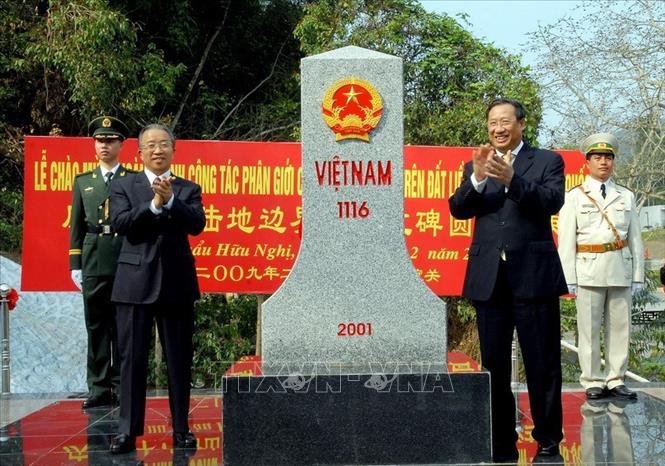 Trong ảnh: Ngày 23/2/2009, tại cửa khẩu Hữu Nghị (Lạng Sơn) diễn ra Lễ chào mừng hoàn thành công tác phân giới cắm mốc biên giới đất liền Việt Nam - Trung Quốc. Phó Thủ tướng, Bộ trưởng Ngoại giao Phạm Gia Khiêm (bên phải) và Ủy viên Quốc vụ viện Trung Quốc Đới Bỉnh Quốc thực hiện nghi lễ tại cột mốc biên giới số 1116 (phía Việt Nam). Ảnh: Nhan Sáng - TTXVN
