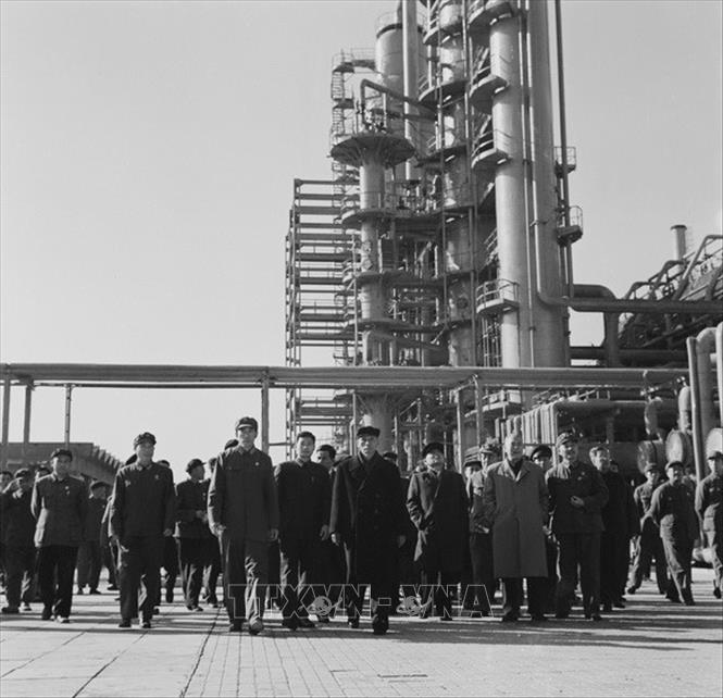 Trong ảnh: Đoàn đại biểu Đảng và Chính phủ Việt Nam, do Thủ tướng Phạm Văn Đồng dẫn đầu, đến thăm nhà máy lọc dầu Bắc Kinh, ngày 22/11/1971. Ảnh: TTXVN