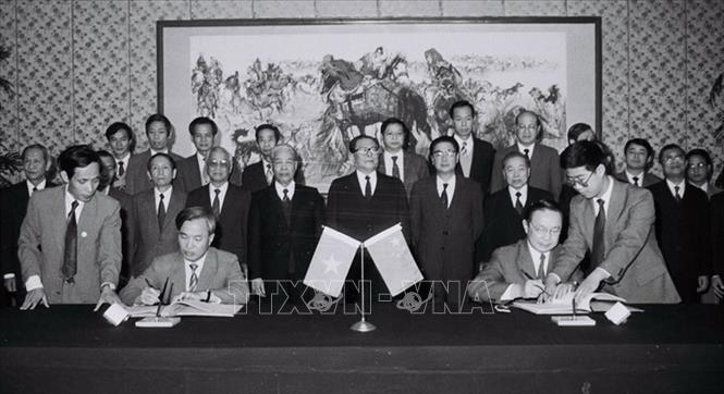 Trong ảnh: Lễ ký kết hiệp định thương mại Trung-Việt và hiệp định tạm thời về việc giải quyết công việc ở biên giới hai nước Trung Quốc – Việt Nam tại thủ đô Bắc Kinh, ngày 7/11/1991, trong chuyến thăm Trung Quốc của Tổng Bí thư Đỗ Mười và Chủ tịch Hội đồng Bộ trưởng Võ Văn Kiệt (5-10/11/1991). Ảnh: TTXVN