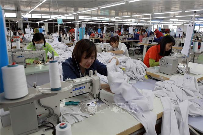 Trong ảnh: May hàng xuất khẩu sang thị trường Nhật Bản. Ảnh: Trần Việt - TTXVN