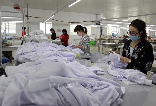 Trong ảnh: May hàng xuất khẩu sang thị trường Nhật Bản. Ảnh: Trần Việt - TTXVN
