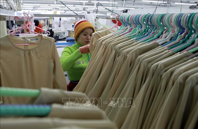 Trong ảnh: May hàng xuất khẩu sang thị trường Nhật Bản. Ảnh: Trần Việt - TTXVN