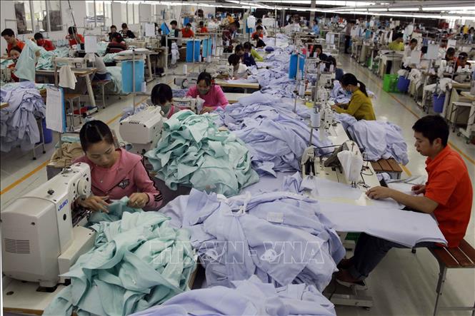 Trong ảnh: May hàng xuất khẩu sang thị trường Nhật Bản. Ảnh: Trần Việt - TTXVN