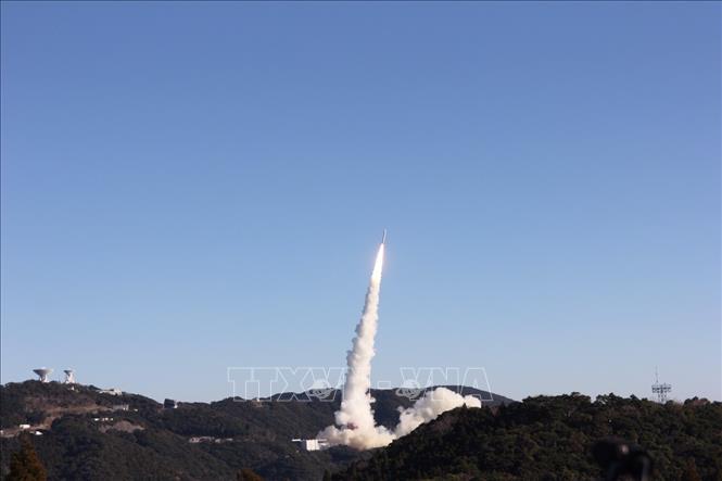 Photo: The Epsilon-4 rocket is launched from the Uchinoura Space Centre in Japan’s Kagoshima Prefecture at 7:50 of January 18 (Hanoi time). Kyodo/VNA Photo