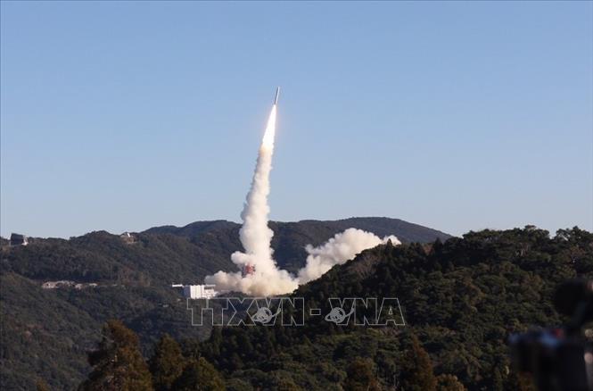 Trong ảnh: Tên lửa Epsilon rời khỏi bệ phóng lúc 7h50 phút 20 giây (giờ Việt Nam) sáng 18/1/2019 tại Trung tâm Vũ trụ Uchinoura, tỉnh Kagoshima. Ảnh: Kyodo/TTXVN phát