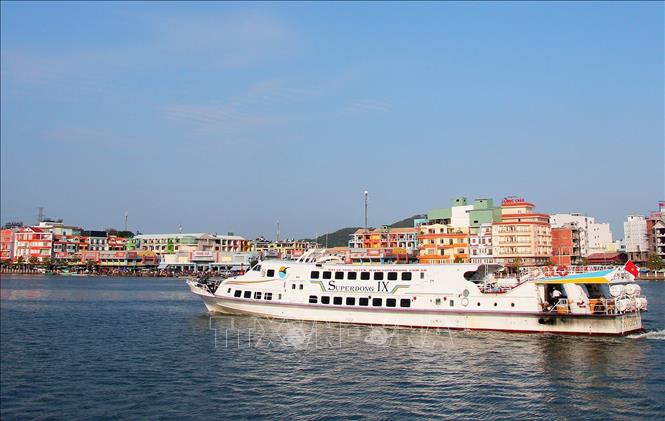 Trong ảnh: Tàu du lịch đưa du khách từ thành phố Hà Tiên ra tham quan Khu du lịch Quần đảo Hải Tặc (xã đảo Tiên Hải). Ảnh: Hồng Đạt - TTXVN