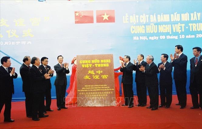 Trong ảnh: Thủ tướng Phan Văn Khải và Thủ tướng Trung Quốc Ôn Gia Bảo dự Lễ đặt cột đá đánh dấu nơi xây dựng Cung Hữu nghị Việt-Trung, ngày 9/10/2004, tại Hà Nội. Ảnh: Thế Thuần - TTXVN