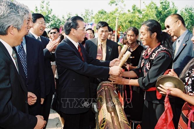Trong ảnh: Tổng Bí thư Nông Đức Mạnh thăm Làng văn hoá các dân tộc tỉnh Vân Nam, ngày 11/4/2003, trong chuyến thăm và làm việc tại Trung Quốc từ ngày 7-11/4/2003. Ảnh: Xuân Tuân - TTXVN