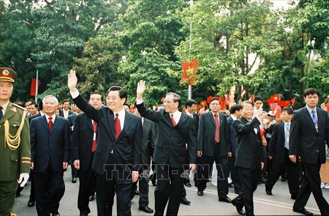 Trong ảnh: Tổng Bí thư Nông Đức Mạnh, Chủ tịch nước Trần Đức Lương và Tổng Bí thư, Chủ tịch Trung Quốc Hồ Cẩm Đào vẫy chào nhân dân thủ đô Hà Nội trong chuyến thăm hữu nghị chính thức Việt Nam, ngày 31/10/2005. Ảnh: TTXVN