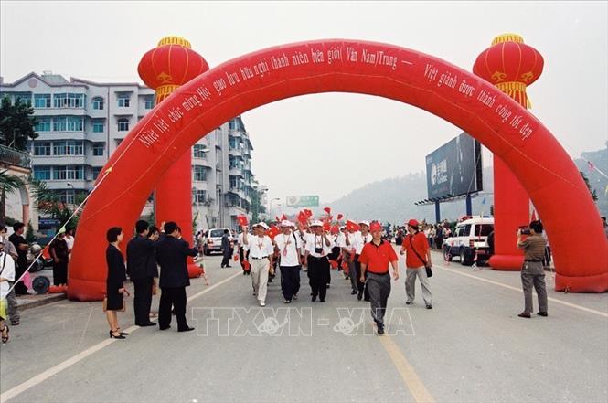 Trong ảnh: Đoàn đại biểu thanh niên Việt Nam sang Hà Khẩu (Trung Quốc) dự chương trình Giao lưu hữu nghị thanh niên biên giới Việt – Trung năm 2004, từ 10-15/6/2004. Ảnh: TTXVN