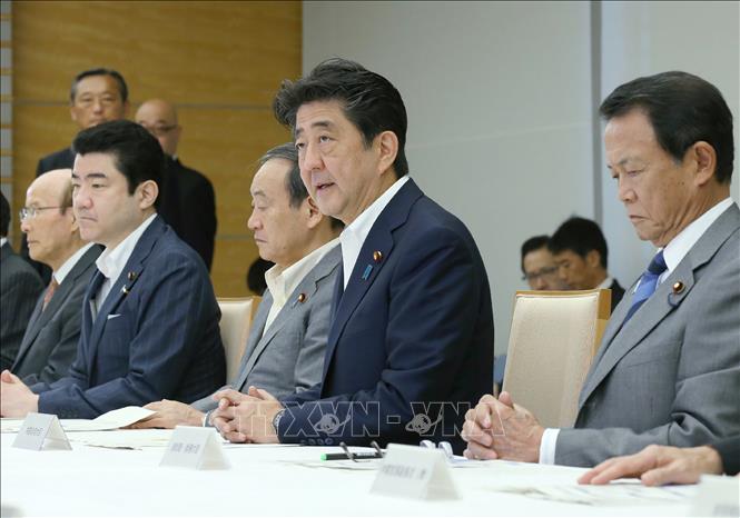 Trong ảnh (tư liệu): Thủ tướng Nhật Bản Shizo Abe (giữa), Bộ trưởng Tài chính Taro Aso (phải) trong cuộc họp nội các tại Tokyo ngày 7/9/2018. Ảnh: Kyodo/TTXVN