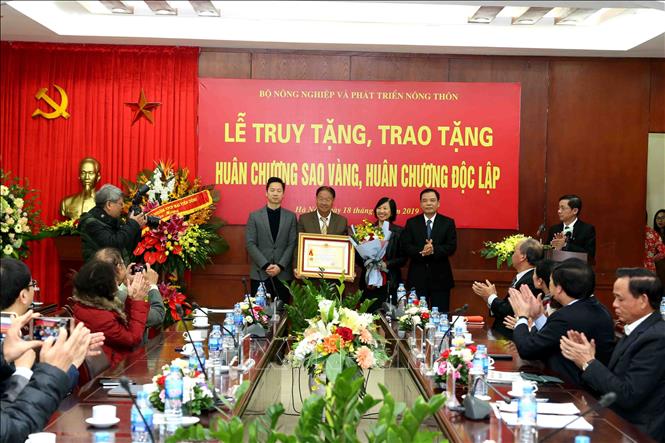 Trong ảnh: Bộ trưởng Bộ NN và PTNT Nguyễn Xuân Cường trao Huân chương Sao vàng của Chủ tịch nước truy tặng cho gia đình đồng chí Trần Quý Kiên, Thường vụ Xứ ủy Bắc kỳ, nguyên Bí thư Thành ủy Hà Nội, nguyên Thứ trưởng Bộ Thủy lợi. Ảnh: Vũ Sinh - TTXVN