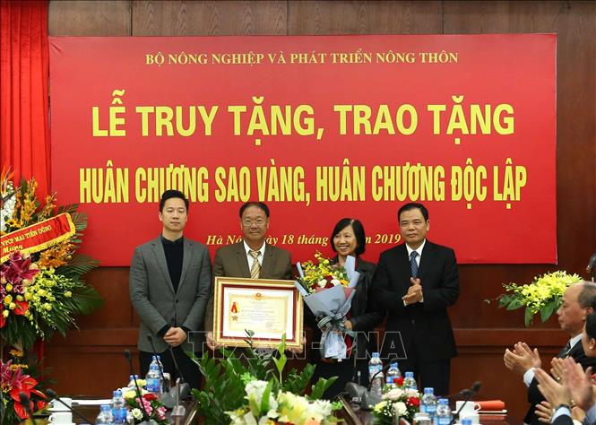 Trong ảnh: Bộ trưởng Bộ NN và PTNT Nguyễn Xuân Cường trao Huân chương Sao vàng của Chủ tịch nước truy tặng cho gia đình đồng chí Trần Quý Kiên, Thường vụ Xứ ủy Bắc kỳ, nguyên Bí thư Thành ủy Hà Nội, nguyên Thứ trưởng Bộ Thủy lợi. Ảnh: Vũ Sinh - TTXVN