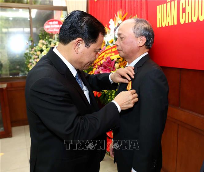 Trong ảnh: Bộ trưởng Bộ NN và PTNT Nguyễn Xuân Cường trao tặng Huân chương Độc lập hạng Ba cho nguyên Thứ trưởng Bộ NN và PTNT Vũ Văn Tám. Ảnh: Vũ Sinh - TTXVN