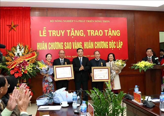 Trong ảnh: Bộ trưởng Bộ NN và PTNT Nguyễn Xuân Cường trao tặng Huân chương Độc lập hạng Ba cho nguyên Thứ trưởng Bộ NN và PTNT Vũ Văn Tám (thứ 2 từ bên trái) và Thứ trưởng Bộ NN và PTNT Hoàng Văn Thắng. Ảnh: Vũ Sinh - TTXVN