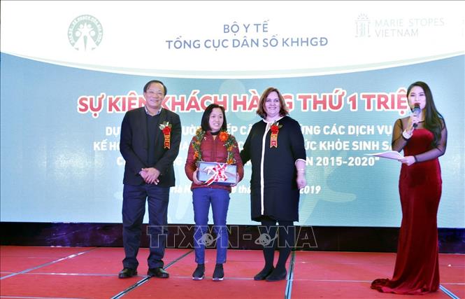 Trong ảnh: Bà Nicole Raagever, Giám đốc Marie Stopes khu vực Đông Nam Á, kiêm Trưởng đại diện MSV tại Việt Nam và ông Nguyễn Doãn Tú, Tổng cục trưởng Dân số Kế hoạch hóa gia đình (Bộ Y tế) tặng quà của chương trình cho khách hàng thứ 1 triệu của tỉnh Bắc Giang. Ảnh: Dương Ngọc – TTXVN