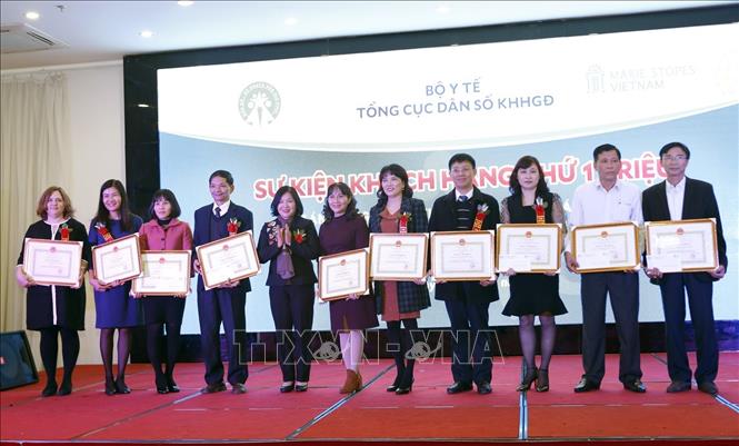 Trong ảnh: Đại diện lãnh đạo Tổng cục Dân số - Kế hoạch hóa gia đình (Bộ Y tế) trao giấy khen cho các cá nhân, tập thể đã đóng góp cho công tác phát triển mạng lưới và đào tạo nhân lực y tế tại các địa phương. Ảnh: Dương Ngọc – TTXVN