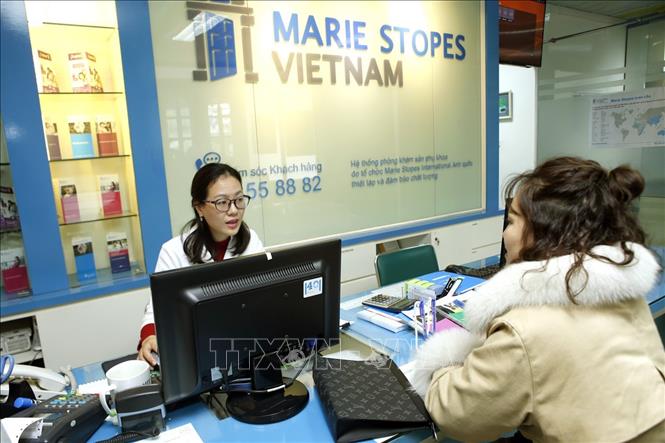 Trong ảnh: Hệ thống phòng khám Marie Stopes tại Hà Nội cung cấp dịch vụ y tế chất lượng cao trong lĩnh vực kế hoạch hóa gia đình, chăm sóc sức khỏe sinh sản và tầm soát ung thư cho phụ nữ Ảnh: Dương Ngọc -TTXVN