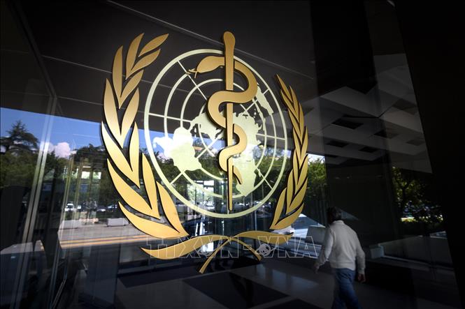 Trong ảnh: Biểu tượng WHO tại trụ sở ở Geneva, Thụy Sĩ. Ảnh: AFP/ TTXVN