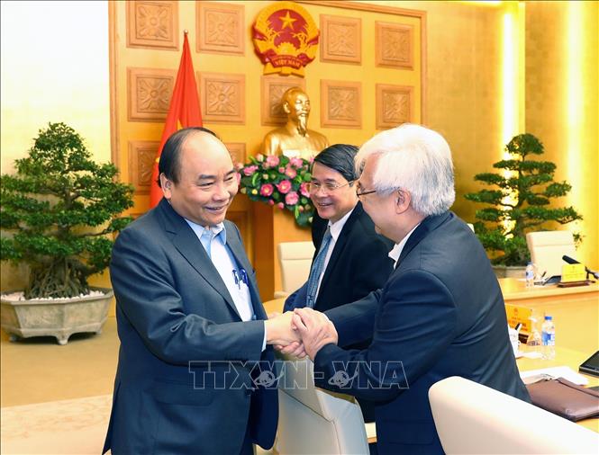 Trong ảnh: Thủ tướng Nguyễn Xuân  Phúc, Trưởng tiểu ban và các thành viên Tiểu ban Kinh tế - Xã hội tham dự phiên họp. Ảnh: Thống Nhất – TTXVN
