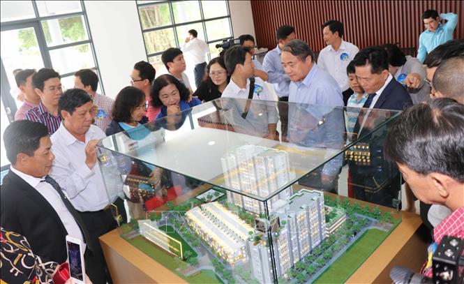 Trong ảnh: Người dân có nhu cầu về nhà ở xã hội tại thành phố Quy Nhơn quan tâm đến dự án. Ảnh: Phạm Kha – TTXVN