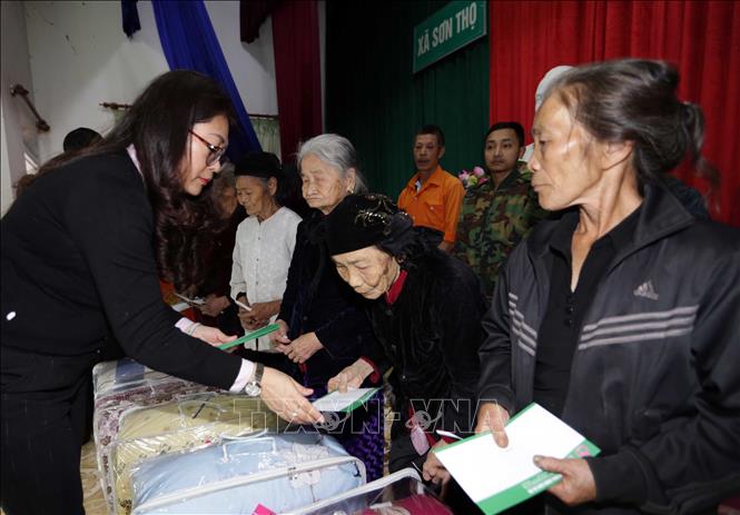 Trong ảnh: Trao quà cho hộ nghèo ở xã Sơn Thọ, huyện Vũ Quang. Ảnh: Trần Việt - TTXVN