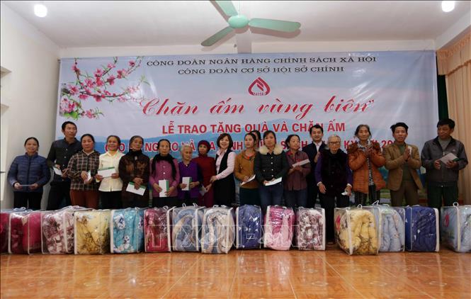 Trong ảnh: Trao quà cho hộ nghèo ở xã Sơn Lâm, huyện Hương Sơn. Ảnh: Trần Việt - TTXVN