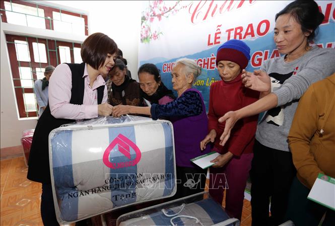 Trong ảnh: Trao quà cho hộ nghèo ở xã Sơn Lâm, huyện Hương Sơn. Ảnh: Trần Việt - TTXVN